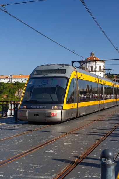 葡萄牙波尔图，波尔图地铁列车沿着Ponto do Freixo大桥行驶。该线路是波尔图地铁系统的一条热门线路。图片下载