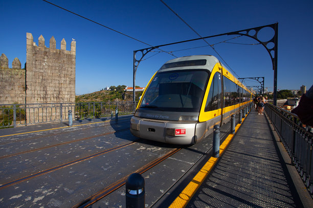 葡萄牙波尔图，波尔图地铁列车沿着Ponto do Freixo大桥运行。该铁路线是波尔图地铁系统中的热门线路。图片下载