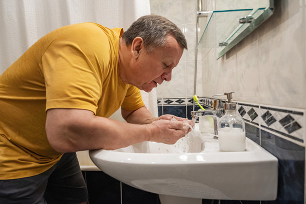 用泡沫洗脸，男人刷牙图片下载