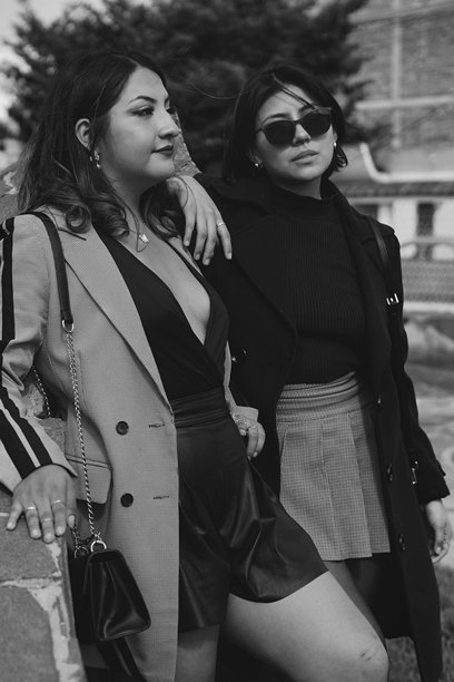 年轻时尚的女性在户外摆姿势，黑白照片图片下载