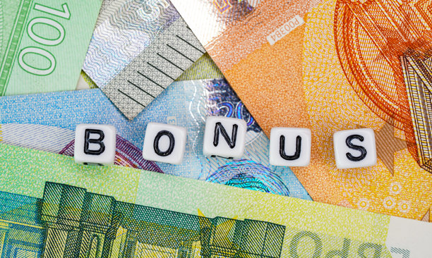 特写细节，从上方俯瞰，欧元的纸币上印有带有黑色字母“BONUS”的小白珠图片下载