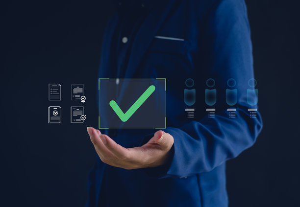 一位商务专业人士展示数字勾选图标，象征着批准、验证和质量保证。非常适合合规、认证、安全和商业标准等主题。图片下载