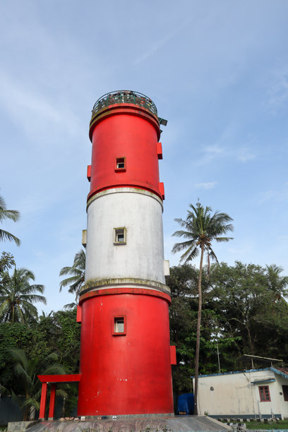 一家红白相间的复古灯塔，建筑，建筑外部，导航，灯标，船只，航行，复古，印度喀拉拉邦阿拉伯海。图片下载