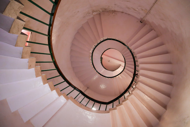 印度喀拉拉邦阿拉伯海一座古老灯塔内的复古螺旋楼梯，建筑，室内，导航，灯塔，复古。图片下载
