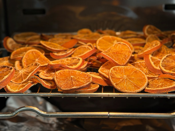 烘烤橙片以制作脱水柑橘，用于圣诞花环装饰和节日手工制作的图片图片下载