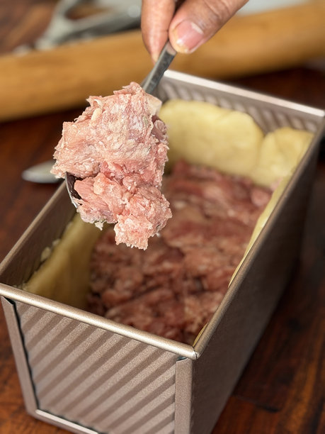 手工猪肉派和肉馅饼的图片，装在面包模具中，展示了手工高边热酥外皮、传统派制作、乡村烘焙过程图片下载