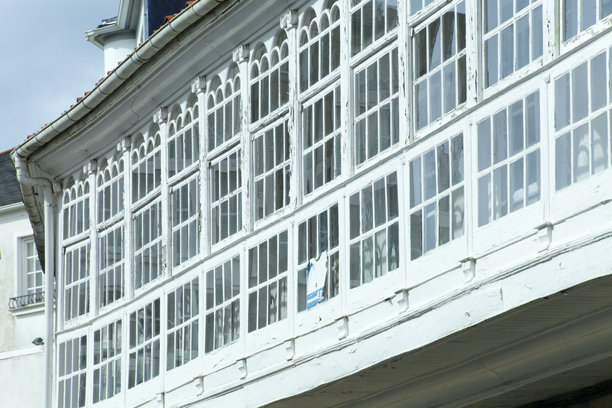 西班牙加利西亚，复古风格的白色木制画廊。图片下载