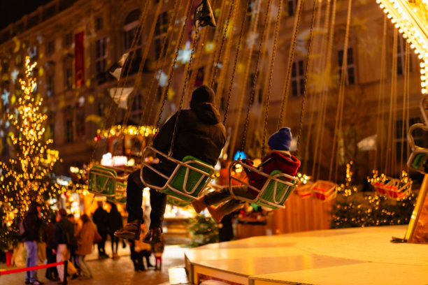 夜晚的节日旋转木马，带有复古插画图片下载