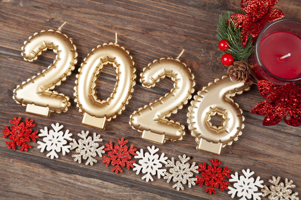 2026年新年贺卡，金色数字蜡烛，背景为复古木纹，装饰有雪花、圣诞蜡烛、圣诞花、松枝、彩球和松果等节日装饰。图片下载
