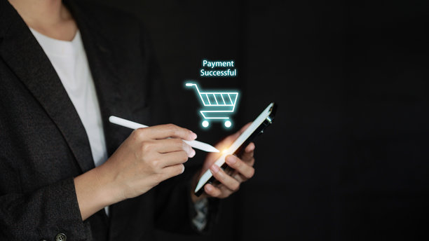 女商人使用智能手机，屏幕显示支付成功，并伴有购物车全息投影。图片下载