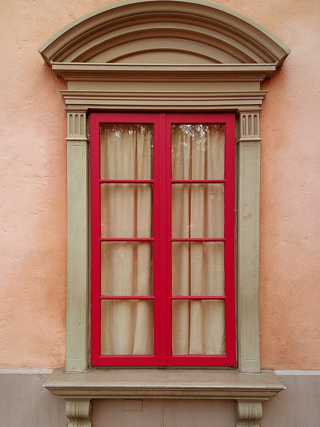 12月圣诞节期间，一张情绪化的胶片照片，展示了一扇红色的法式窗户。图片下载