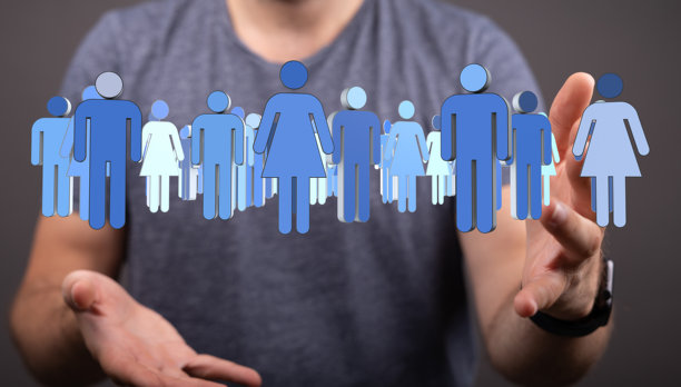 一个人拿着一群人物形象的图片。团队合作的概念。图片下载