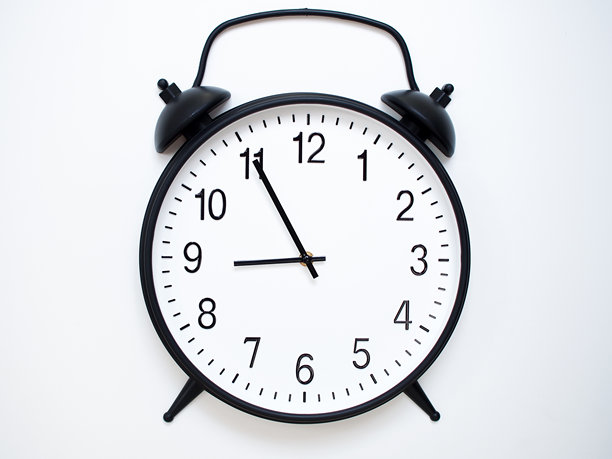 黑白复古闹钟显示8:55或20:55，经典铃铛造型，背景为白色木板。图片下载