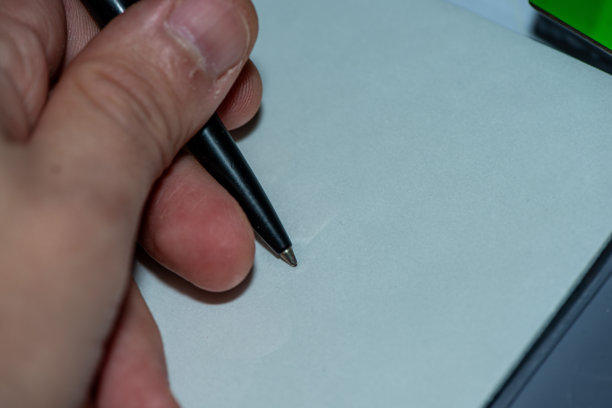 钢笔在纸上书写的特写照片图片下载