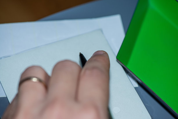 笔在纸上书写的特写照片图片下载