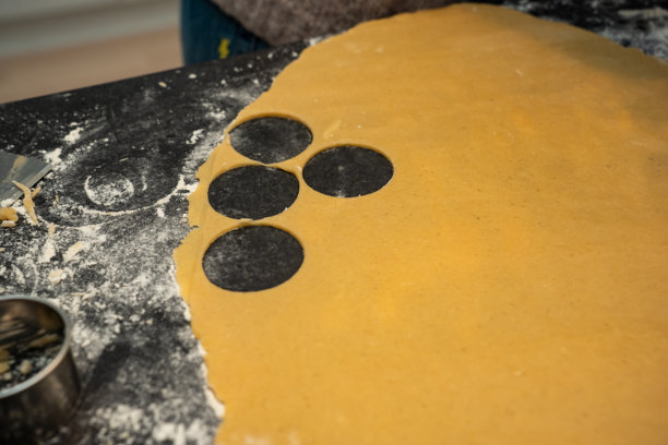 用饼干模具切出的完美圆形面团图片下载