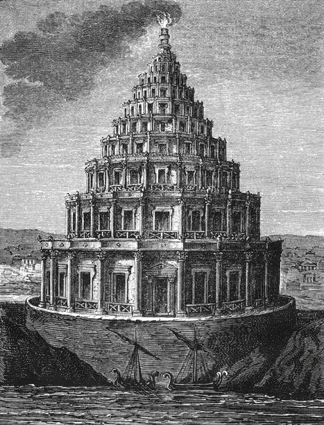 亚历山大港入口处的法洛斯灯塔，带有火焰信标和入口处的精美建筑，展示了希腊化时代的古代海上导航辅助设施，老式复古插画，1880年。图片下载