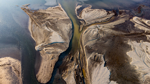 沙质河流三角洲河道的航拍照片。图片下载