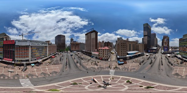 在约翰内斯堡阳光明媚的下午，无人机拍摄的甘地广场360度航拍照片图片下载