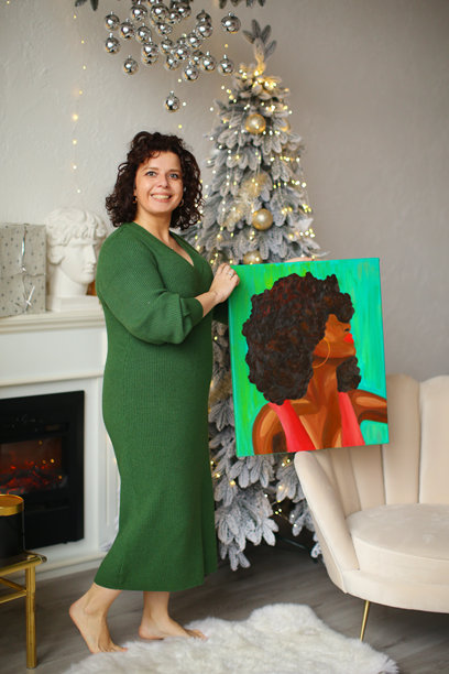 创意女性在时尚客厅展示已完成的画作，非常适合艺术教育、灵感、设计博客和节日主题视觉素材。图片下载