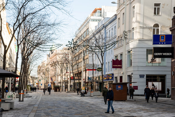 冬日商业街，有店铺和装饰图片下载