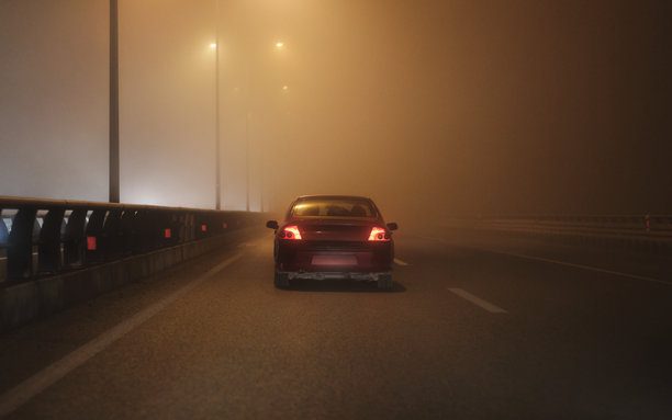 雾中高速公路上的汽车照片图片下载