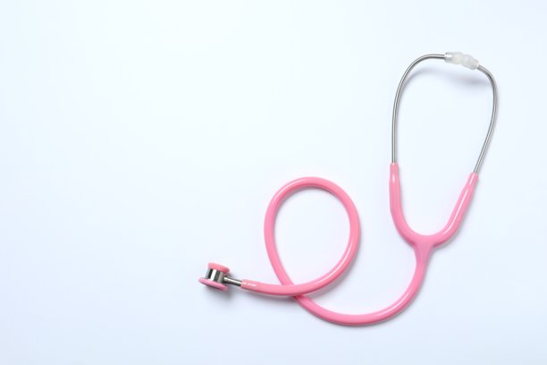 粉红色听诊器俯视照片，孤立在白色粉红色背景上图片下载