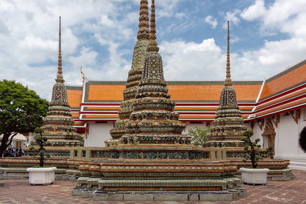 泰国曼谷大皇宫卧佛寺内色彩丰富、细节精美的泰国迷你佛塔图片下载