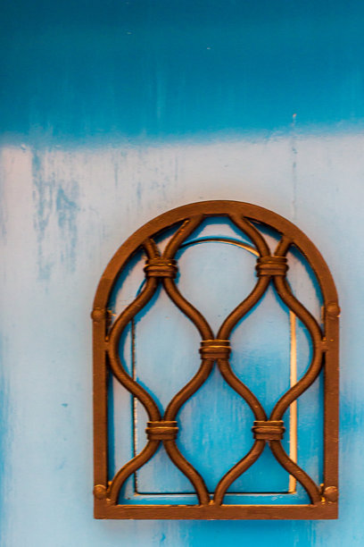 明亮蓝色墙壁上的华丽铁窗格，复古室内装饰图片下载