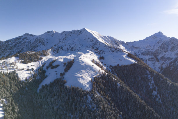 意大利阿尔卑斯山瓦尔泰利纳伦巴第地区的雪景航拍照片图片下载