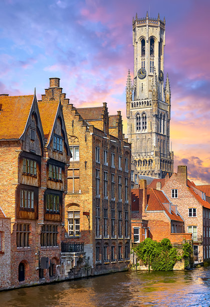 比利时布鲁日。老城区中世纪钟楼 Belfort van Brugge 的景观。运河边的复古房屋。欧洲古老景观，热门旅游目的地。图片下载
