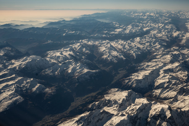 多洛米蒂山脉的航拍照片图片下载