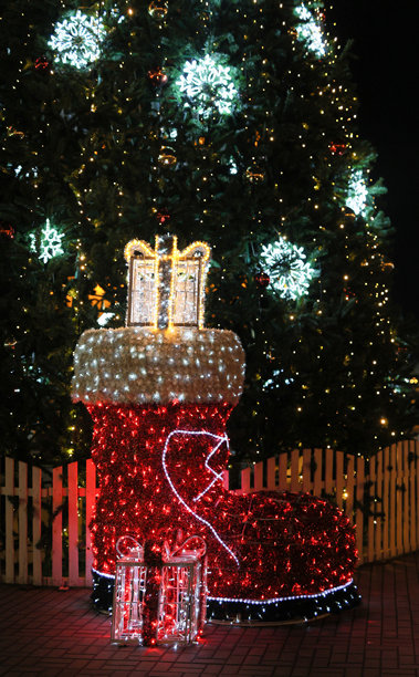 夜间，装饰性的圣诞老人靴的垂直照片。图片下载