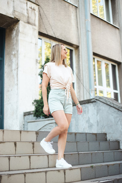 年轻女子开心股票照片图片下载