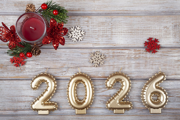 新年贺卡，金色蜡烛数字2026，背景为复古木纹，装饰有雪花、圣诞蜡烛、圣诞花、松枝、彩球和松果的节日装饰。图片下载