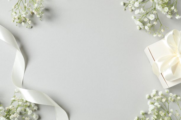 灰色背景下，上面放着礼品盒和满天星的俯视照片图片下载