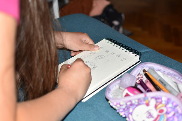一个女孩在画画的照片图片下载