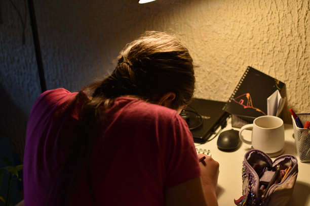 一个女孩正在画画的照片图片下载