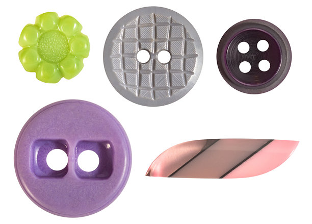 白色背景下，各种形状和颜色的塑料衣扣的隔离照片。图片下载