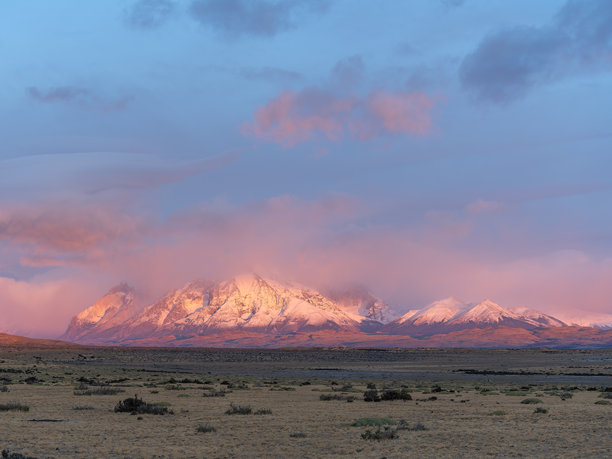 日出时分，从东入口附近拍摄的潘恩山脉宽幅照片图片下载