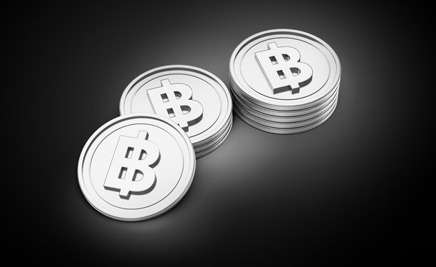 闪亮的圆形泰国泰铢银币堆叠在深色背景上，3D插画图片下载