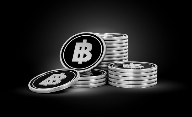 闪耀银色光芒背景上的黑银泰国铢硬币堆叠，3D插画图片下载