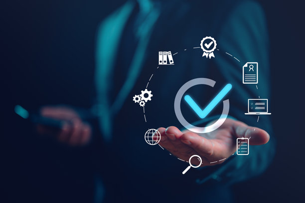 高品质照片，一只手展示数字质量保证符号，象征着验证、可靠性和精确性，非常适合科技和商业博客。图片下载