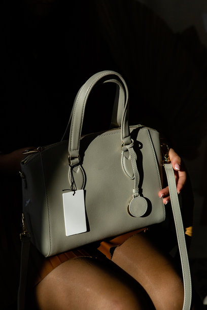 橄榄绿女士包高对比度竖拍照片图片下载