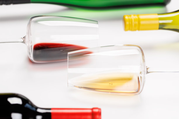 白底上放着红酒杯、红酒、白酒和酒瓶图片下载