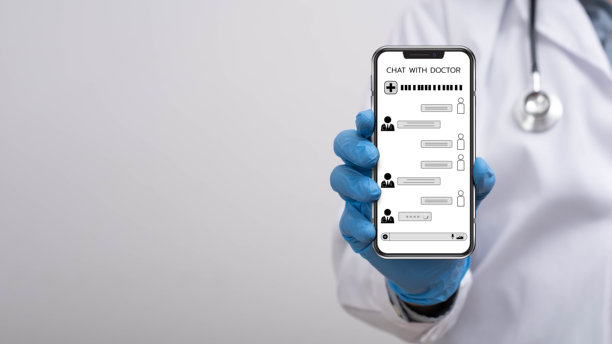 医生手持智能手机，屏幕显示在线聊天界面，代表远程医疗、数字健康、远程医疗咨询、虚拟医生服务、健康技术和医患沟通。图片下载