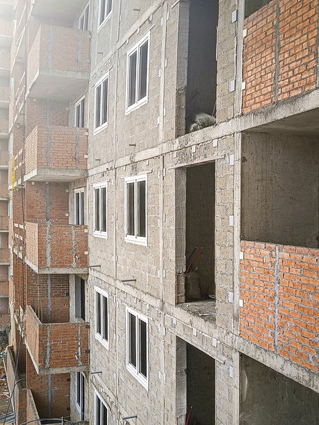 一栋多层混凝土砌块建筑正在施工中。特写。垂直照片。图片下载