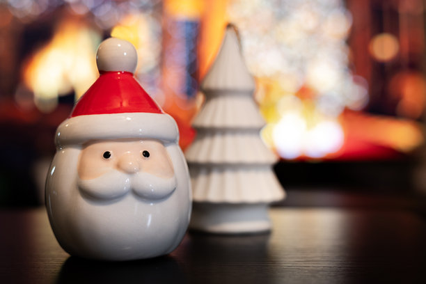 圣诞老人与圣诞树，在十二月寒冷的冬日里，为圣诞礼物、节日庆典、居家装饰布置，在夜晚的壁炉背景前，送上圣诞快乐和新年祝福。图片下载