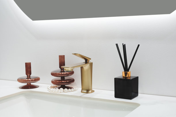 明亮浴室的内部，配有白色陶瓷水槽、现代水龙头和镜子图片下载