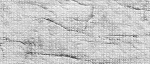 黑白照片，一块被泥土覆盖的岩石，岩石上有一条白色的条纹，还有一条白线贯穿其中。图片下载